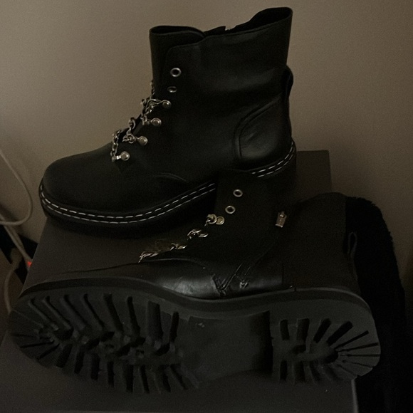 Women size 10M Black Silver Chain Laced boot - Picture 4 of 5